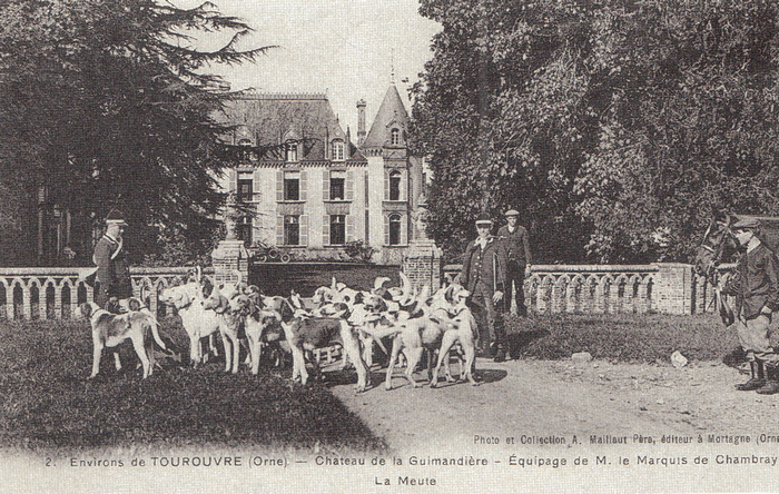 La meute du marquis de Chambray devant le château de la Guimandière - © Collection Claude Alphonse Leduc